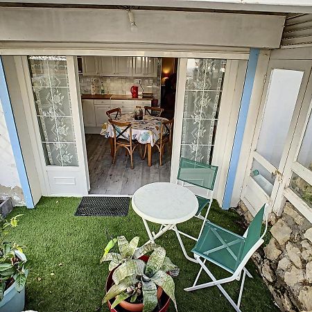 Neptune Apartment Роаян Екстериор снимка