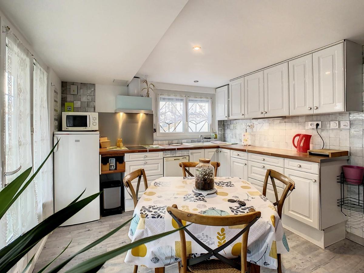 Neptune Apartment Роаян Екстериор снимка