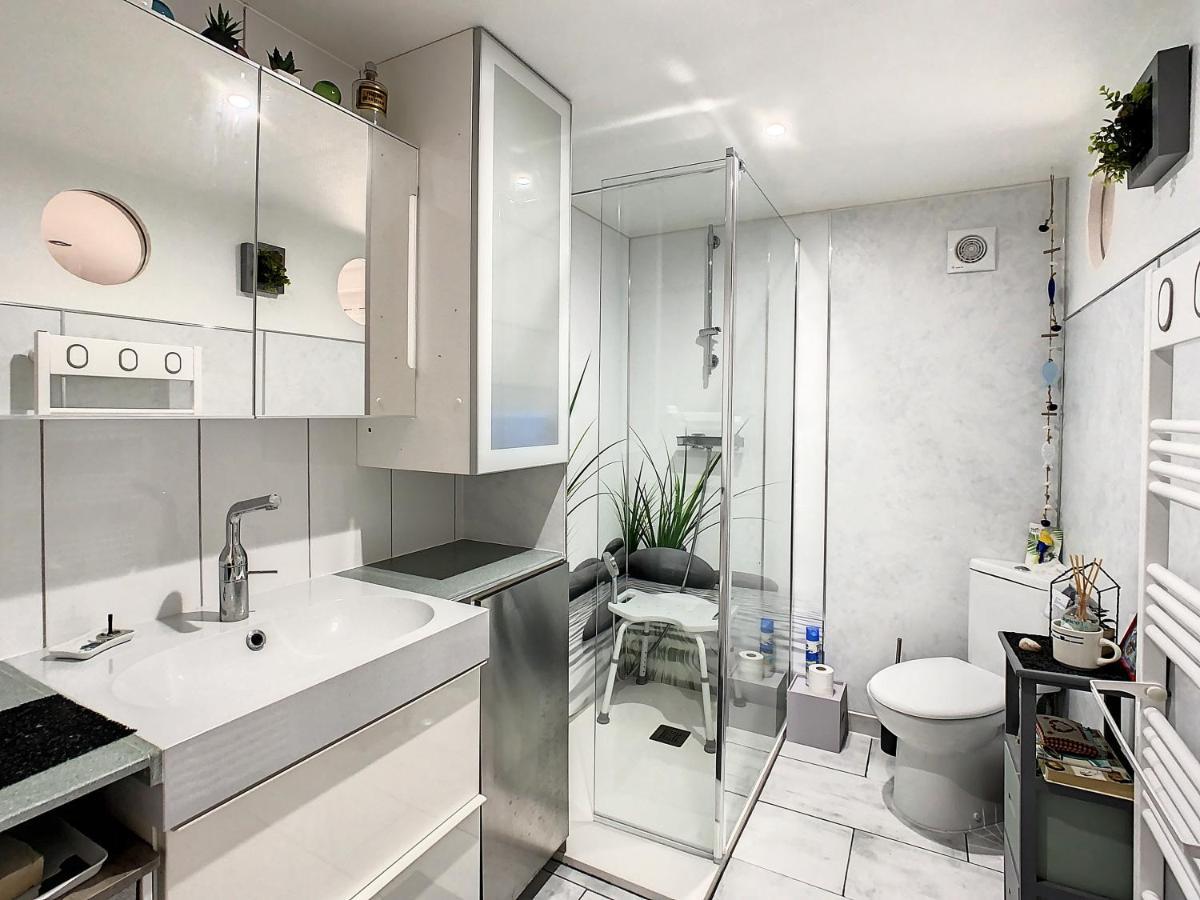 Neptune Apartment Роаян Екстериор снимка