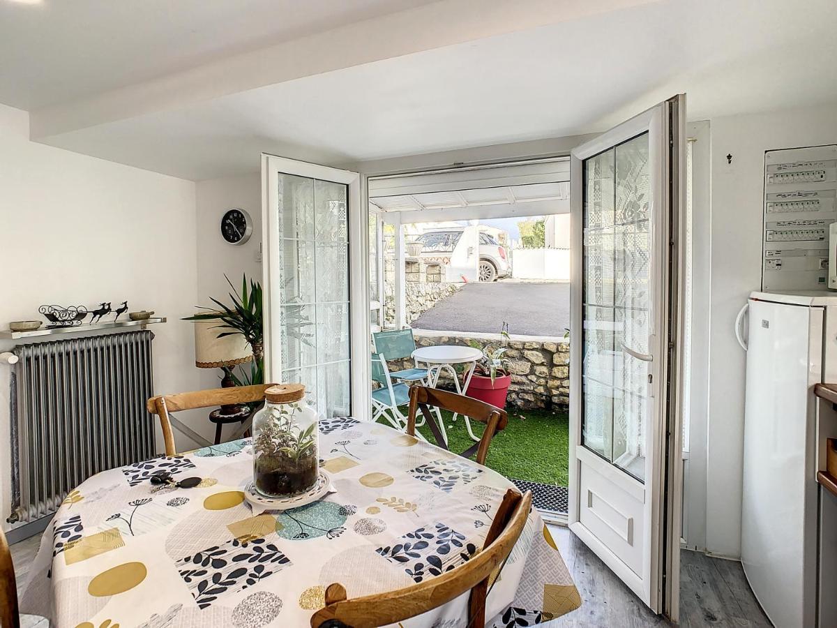 Neptune Apartment Роаян Екстериор снимка